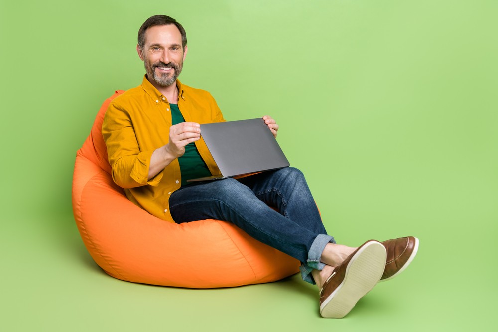 man-laptop-groen